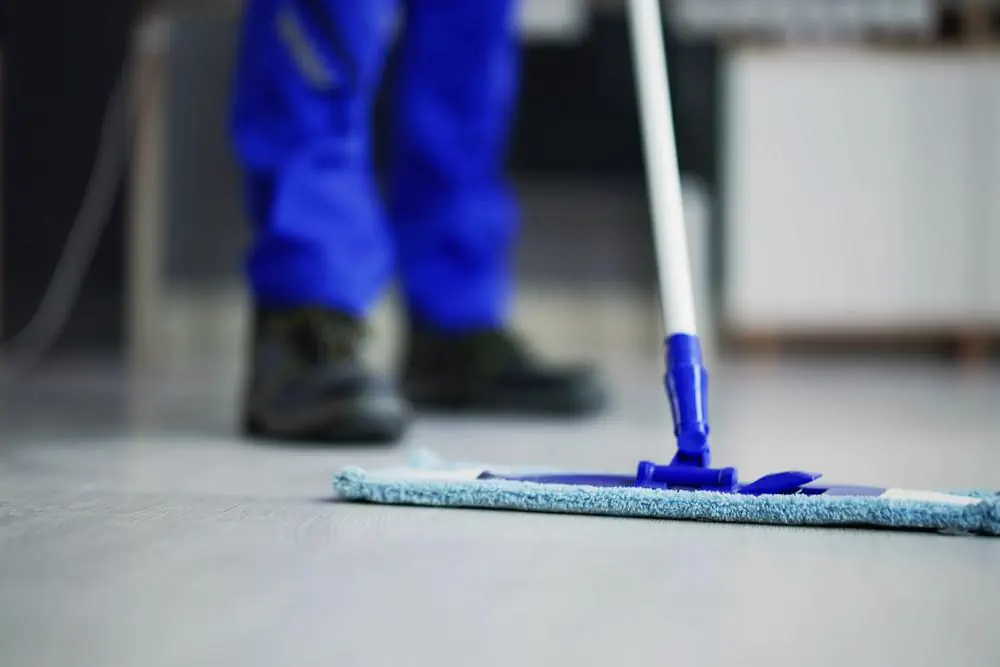 Männern Janitor Reinigungsfläche im Büro